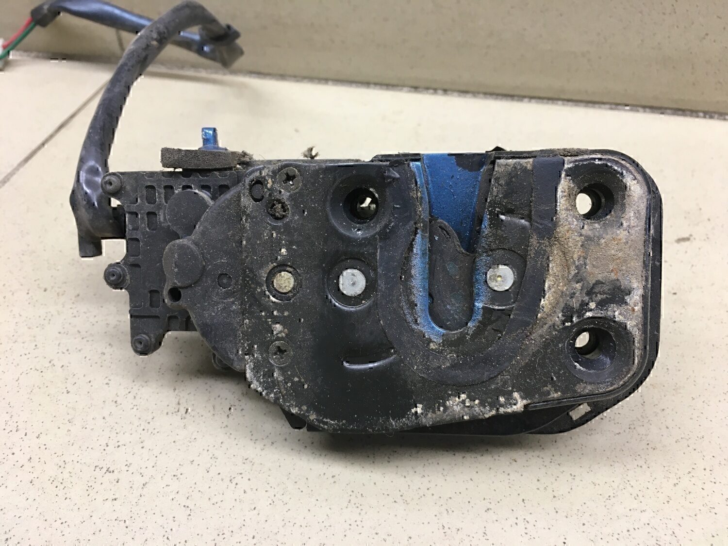 Замок двери задней правой MAZDA 626 (GE) 1992-1997