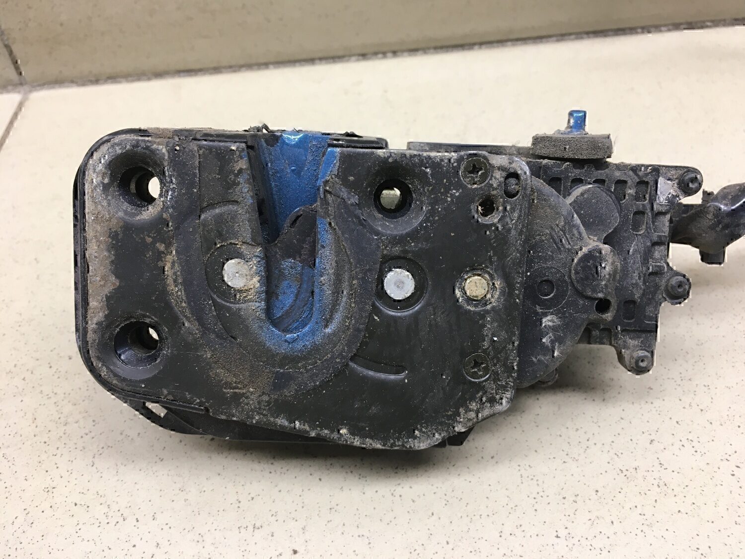 Замок двери задней левой MAZDA 626 (GE) 1992-1997