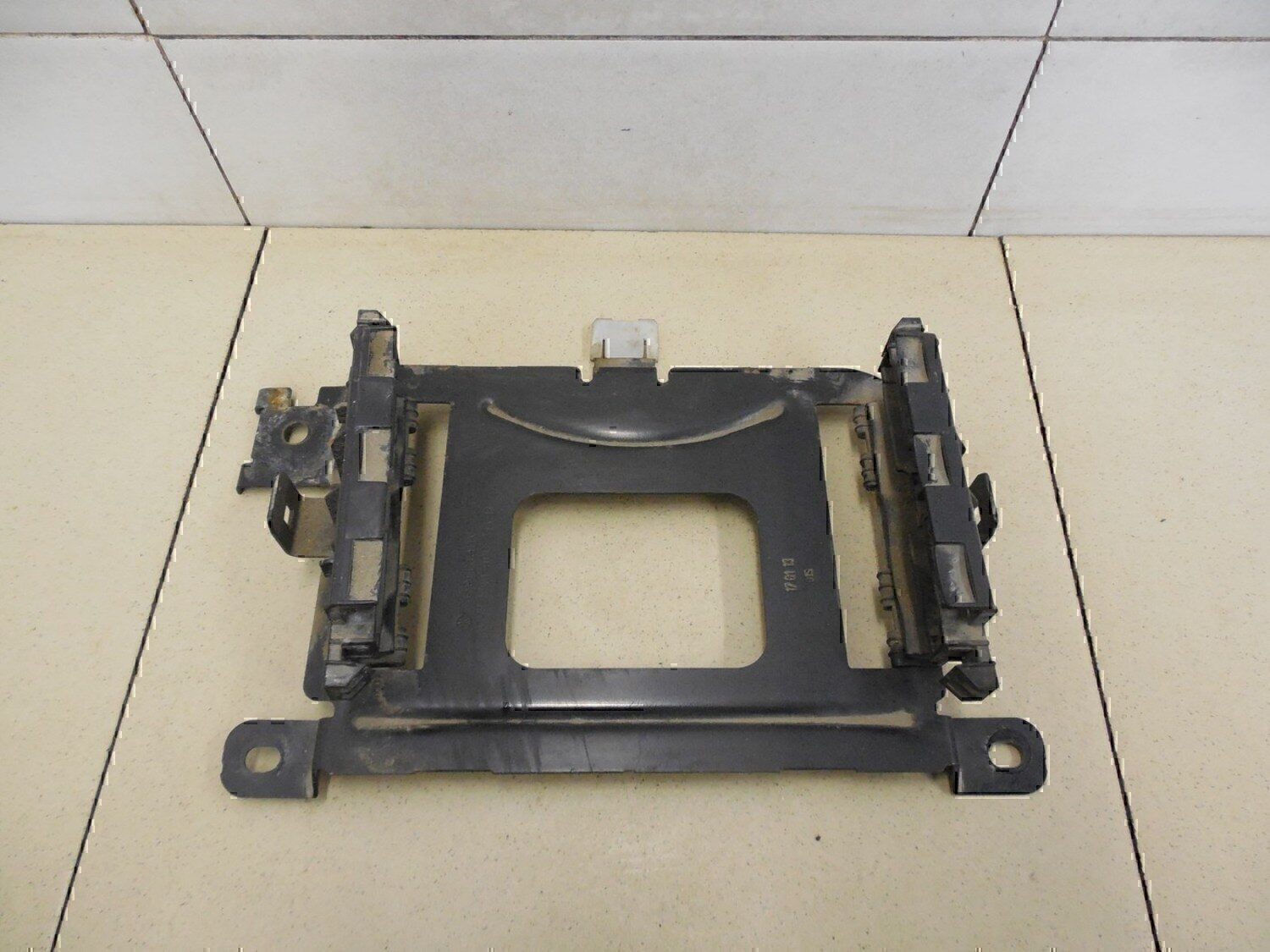 Кронштейн блока управления двигателем Audi Tiguan 2011-2016