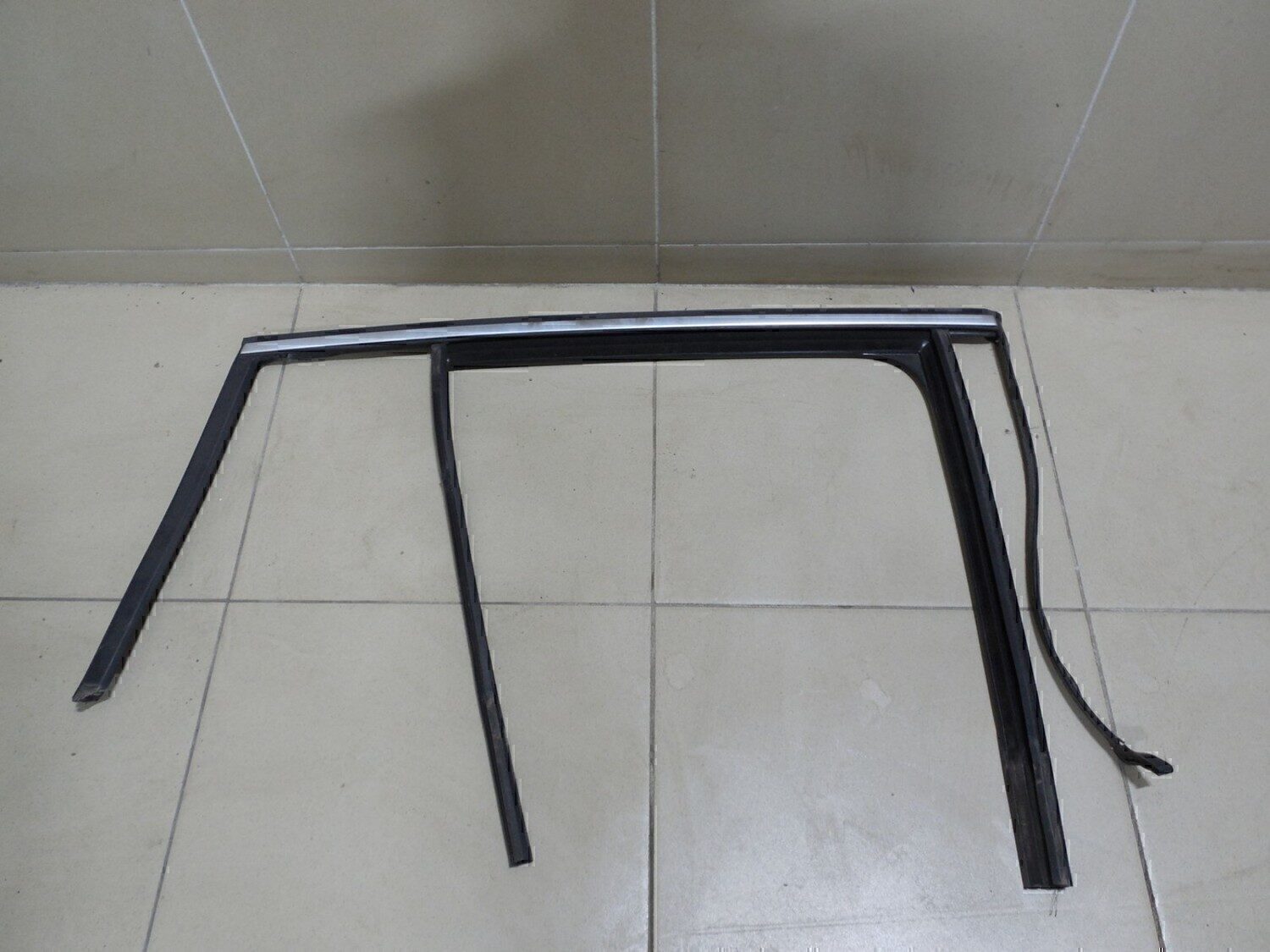 Направляющая стекла двери VW Tiguan 2011-2016