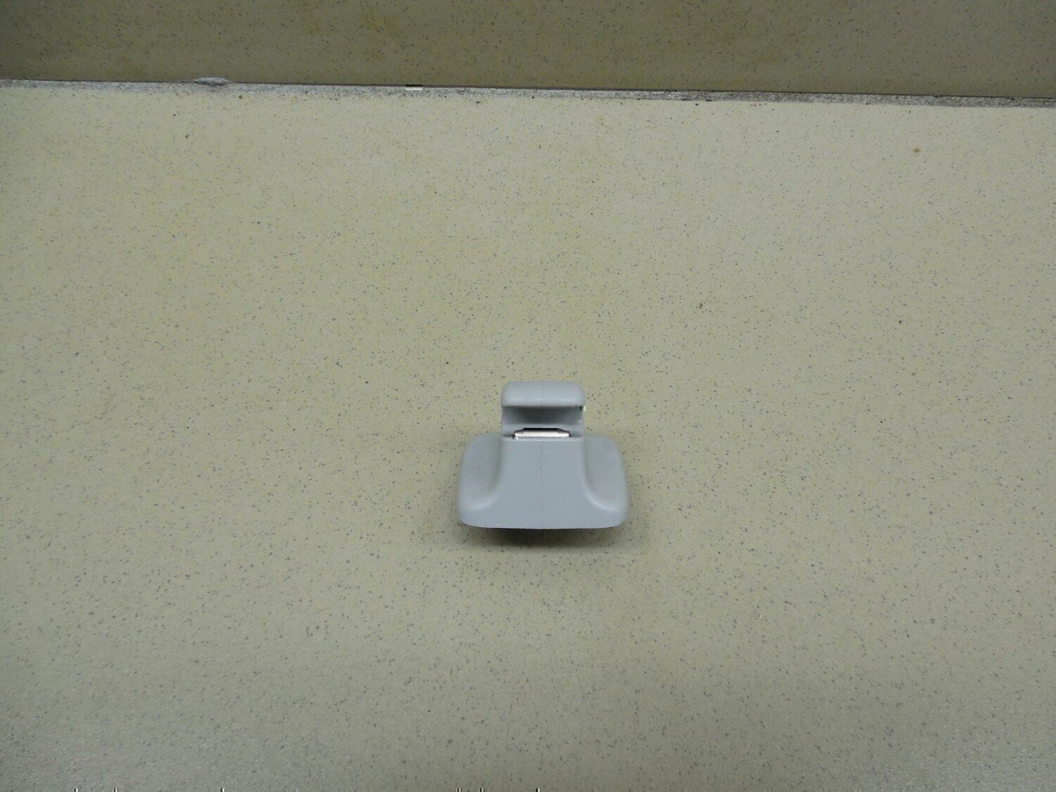 Крючок солнцезащитного козырька VW Passat [B6] 2005-2010