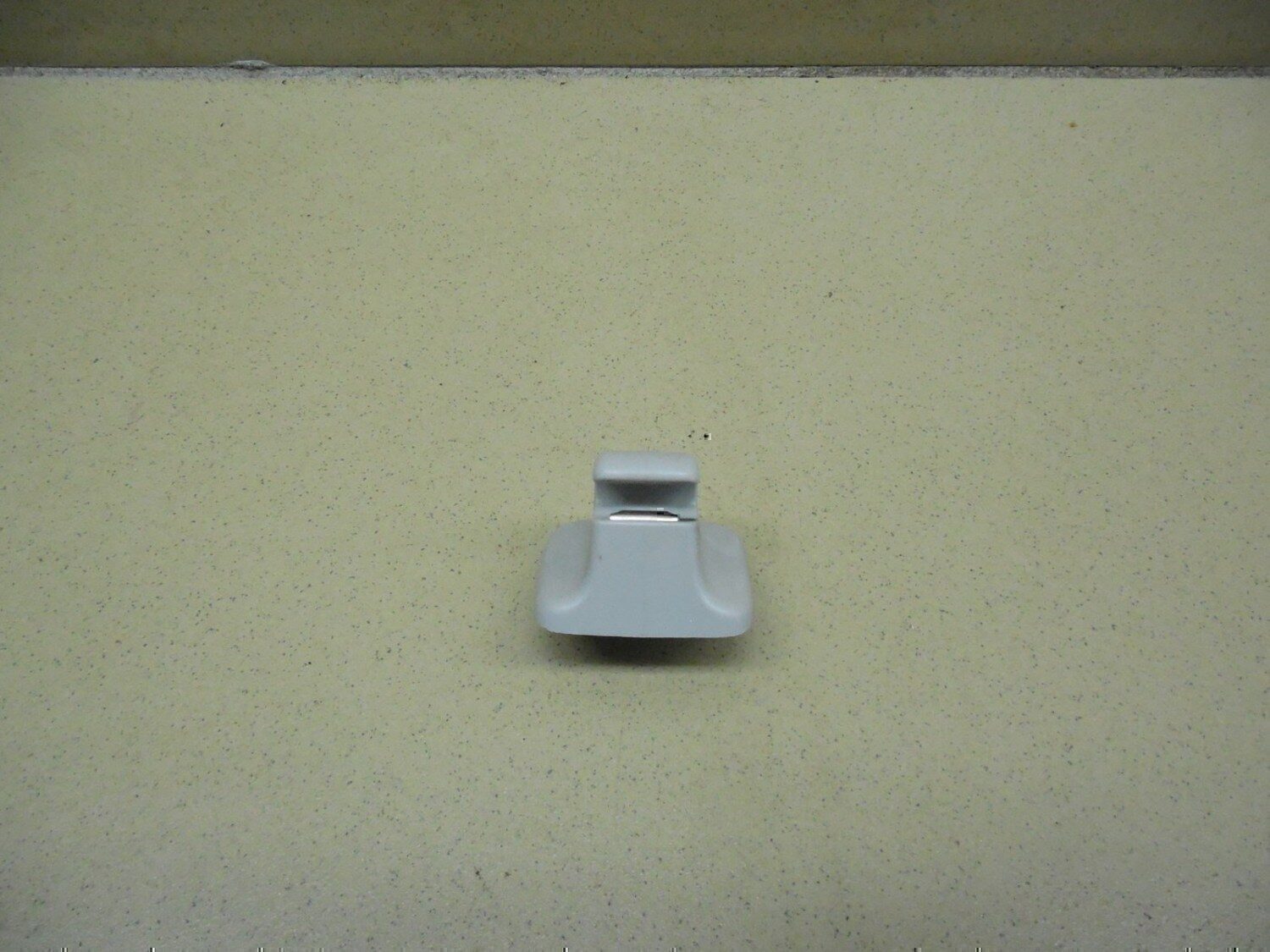 Крючок солнцезащитного козырька VW Passat [B6] 2005-2010