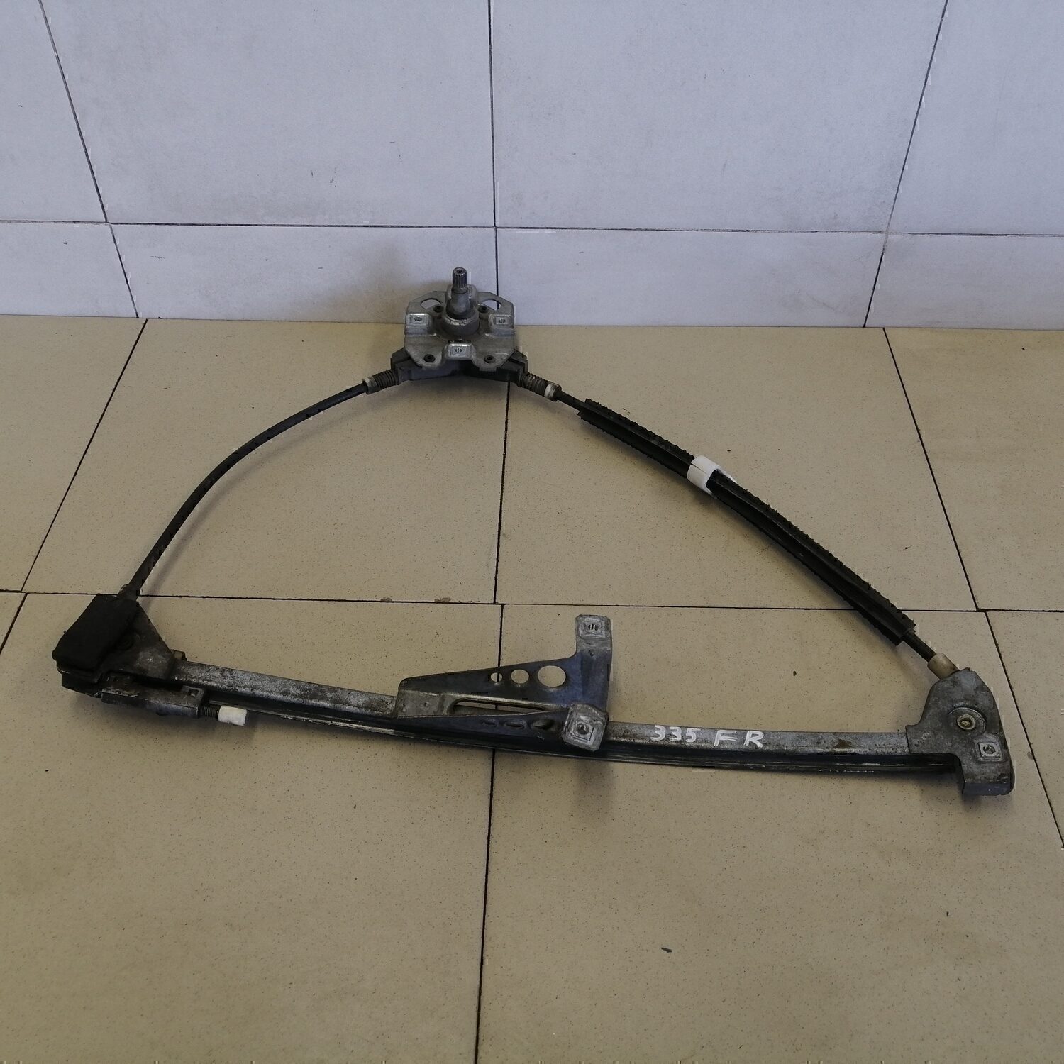 Стеклоподъемник механ. передний правый Audi 80/90 [B3] 1986-1991