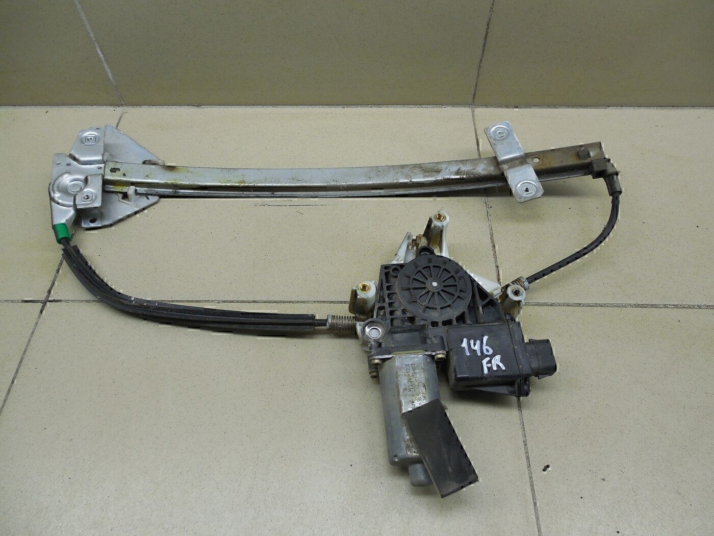 Стеклоподъемник электр. передний правый MITSUBISHI Carisma (DA) 1999-2003