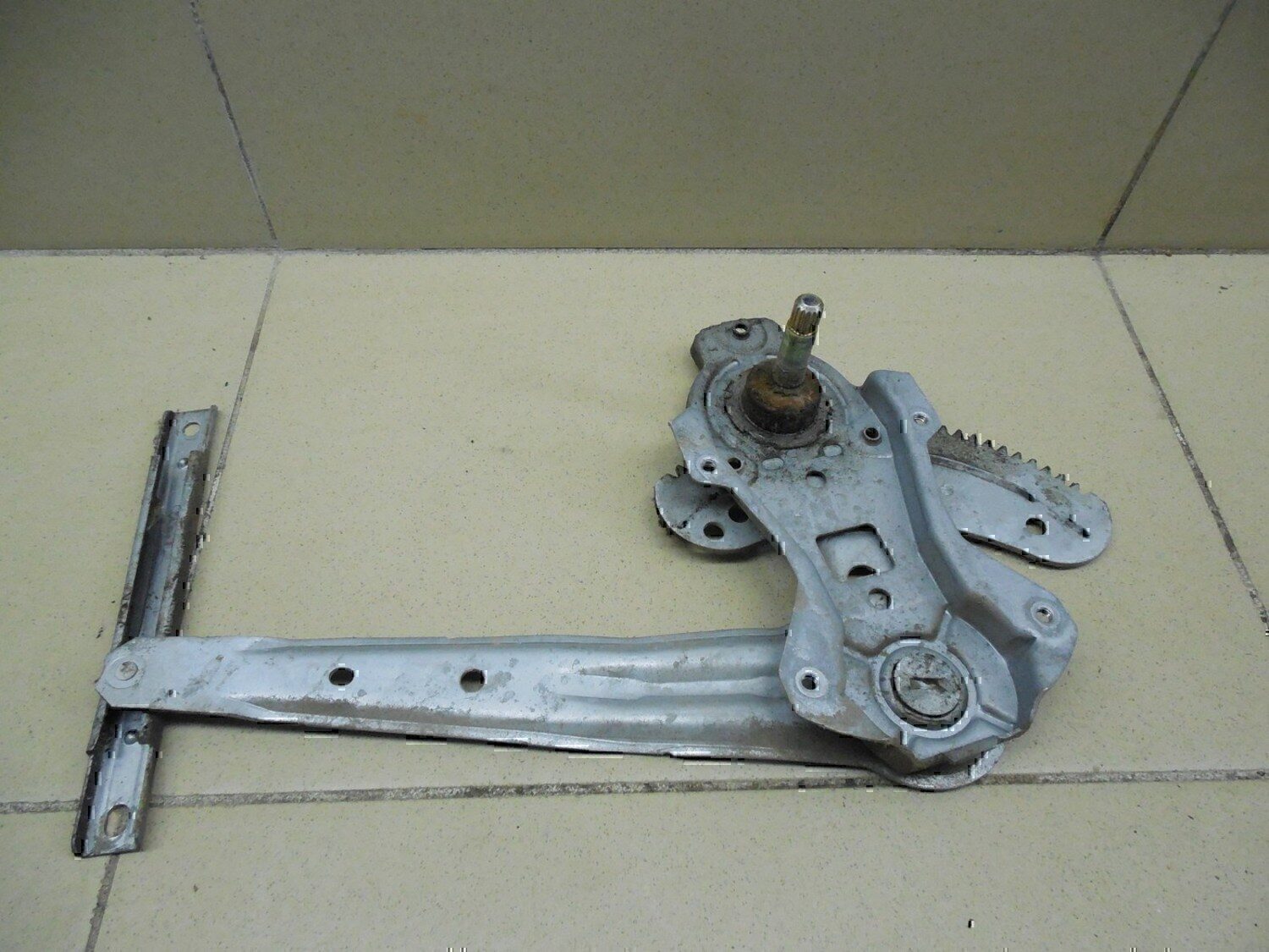 Стеклоподъемник механ. задний правый NISSAN Almera N16 2000-2006