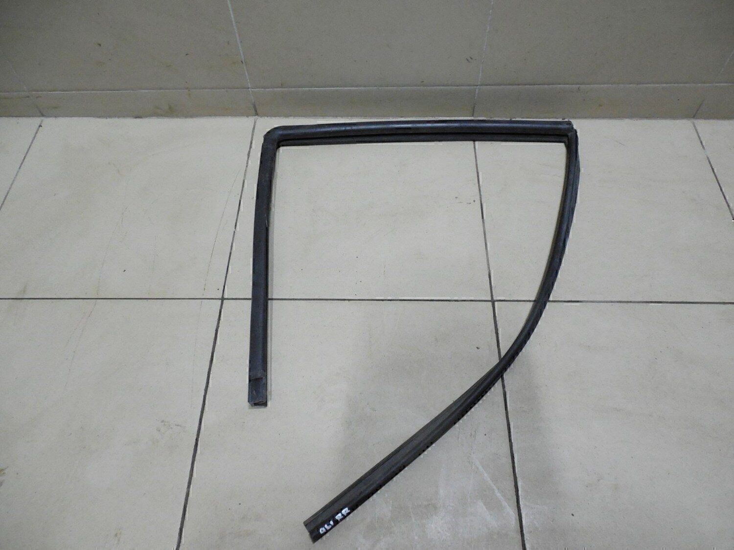 Уплотнитель стекла двери HYUNDAI Santa Fe (SM)/ Santa Fe Classic 2000-2012