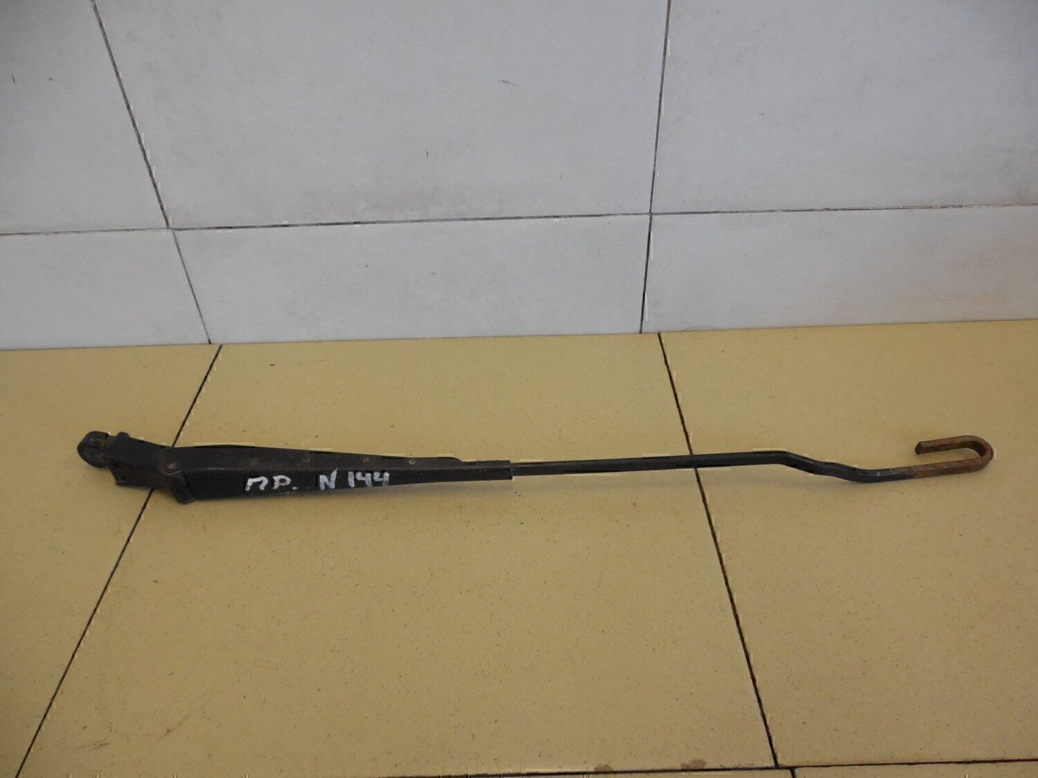 Поводок стеклоочистителя передний правый VW Passat [B3] 1988-1993