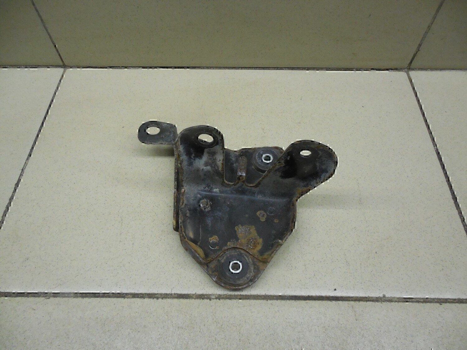 Кронштейн блока ABS (насос) TOYOTA Yaris 2005-2011