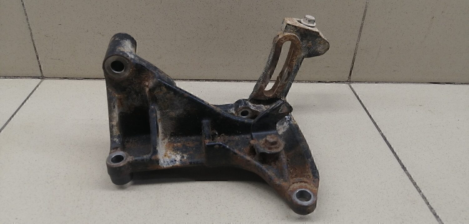 Кронштейн генератора TOYOTA Hi Lux 2015>