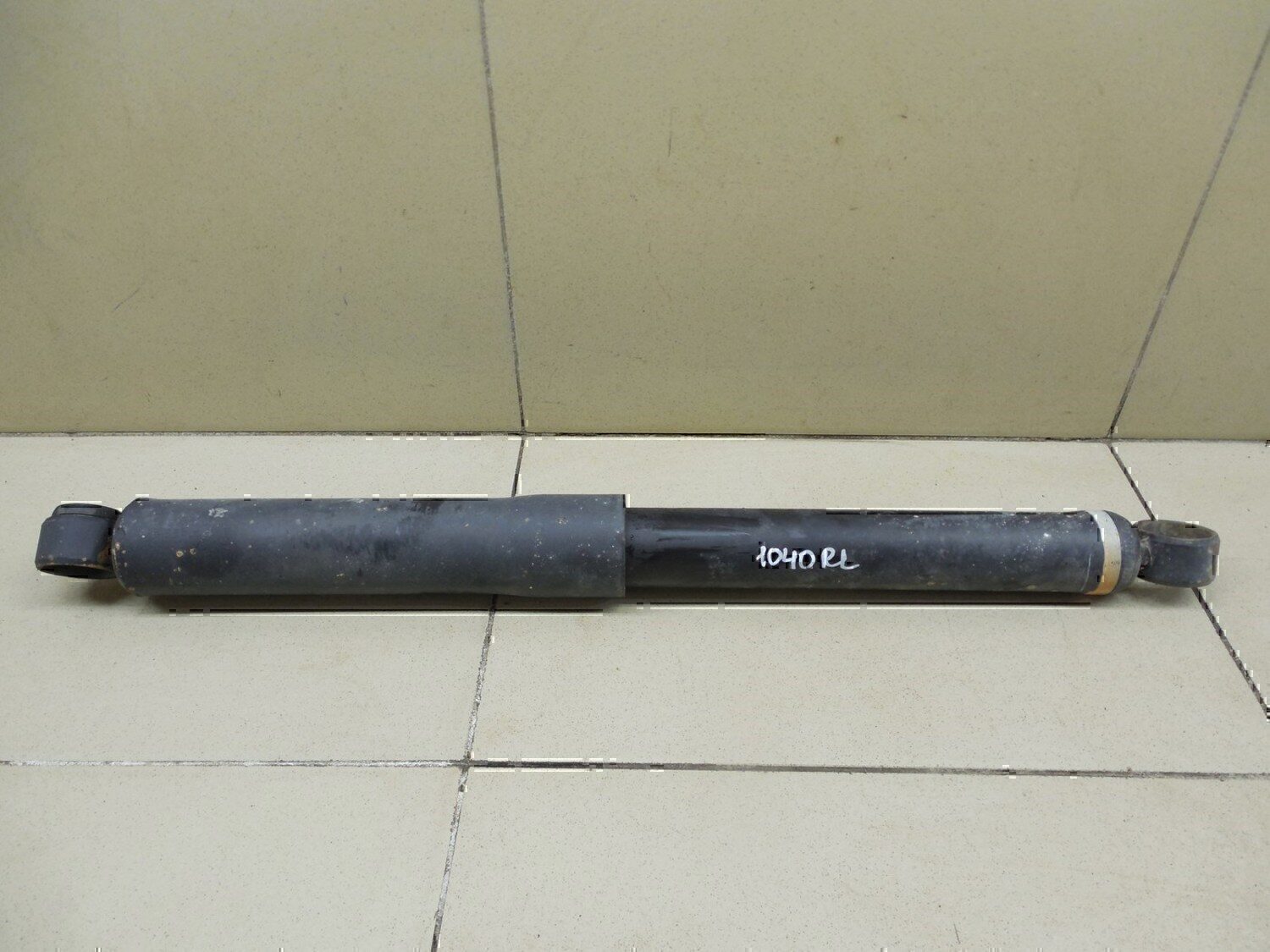 Амортизатор задний левый TOYOTA Hi Lux 2015>