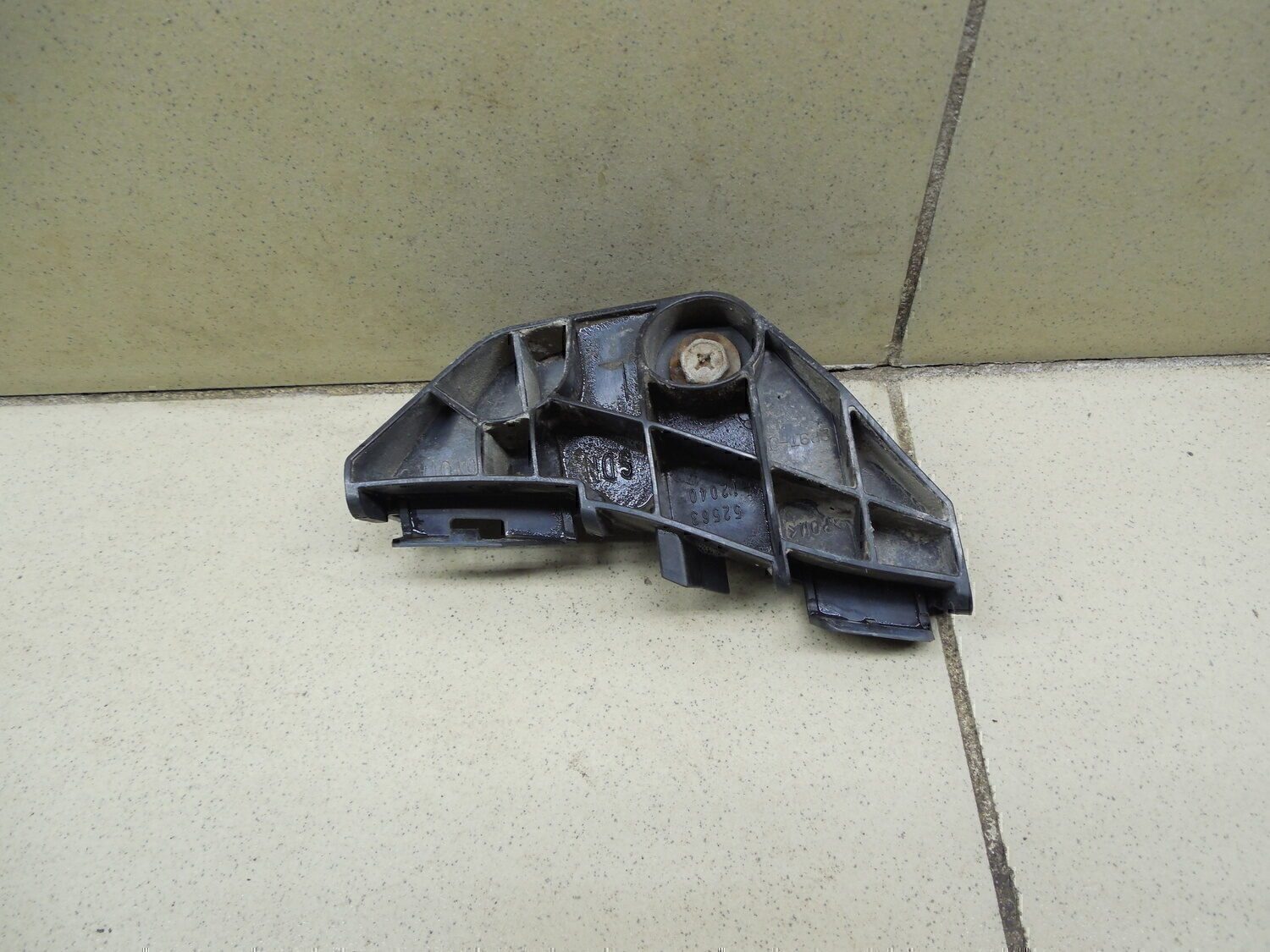 Кронштейн заднего бампера левый TOYOTA Corolla E15 2006-2013