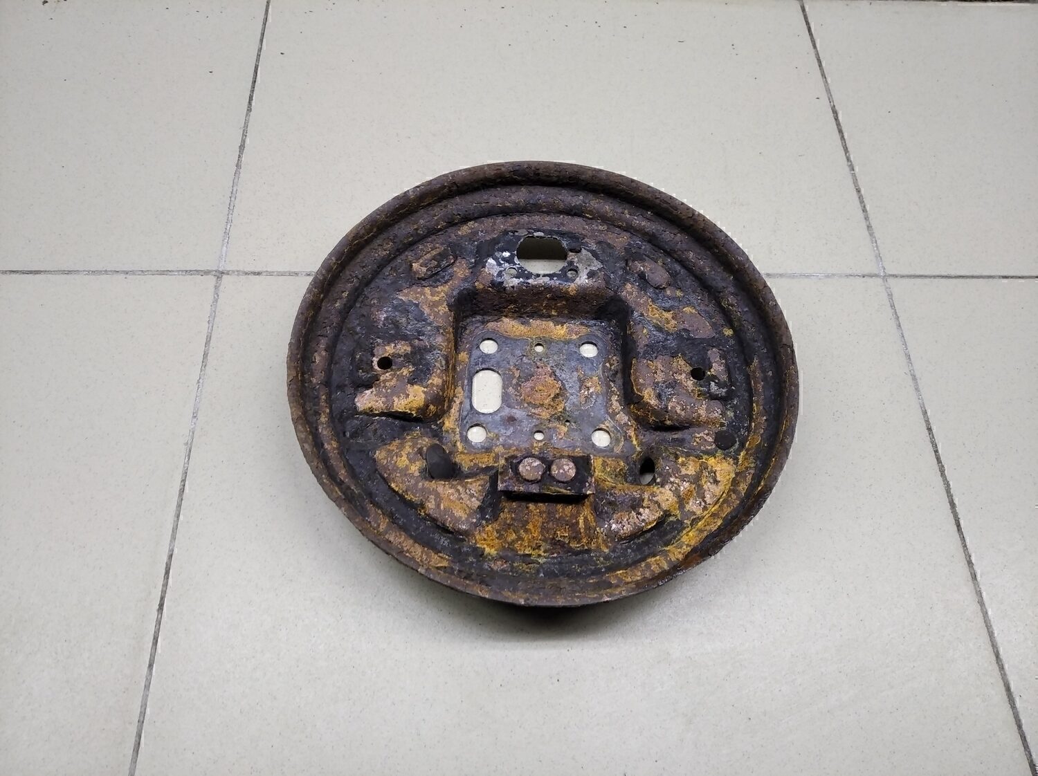 Щит опорный задний правый FORD Fusion 2002-2012