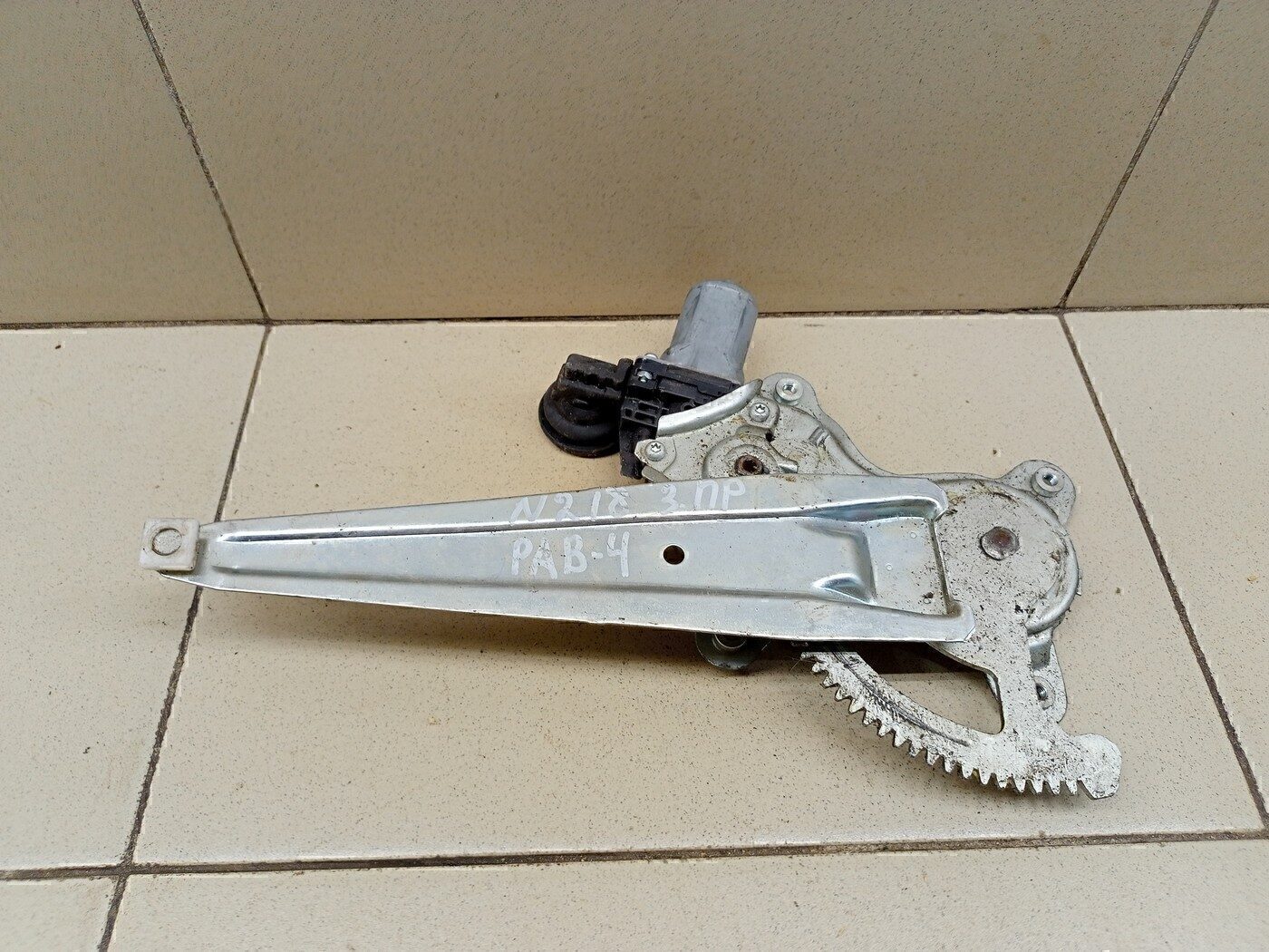 Стеклоподъемник электр. задний правый TOYOTA RAV 4 2006-2013