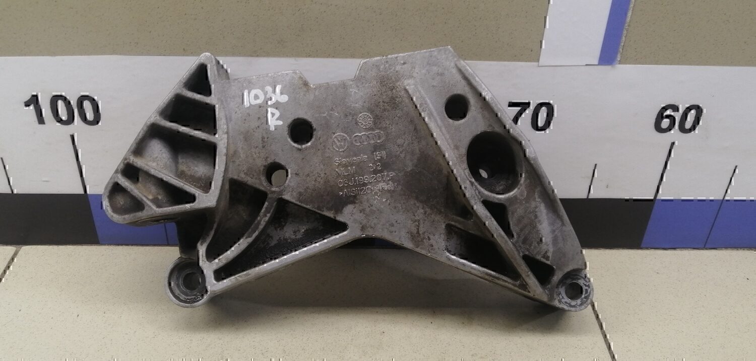 Кронштейн двигателя правый Audi Passat [B6] 2005-2010