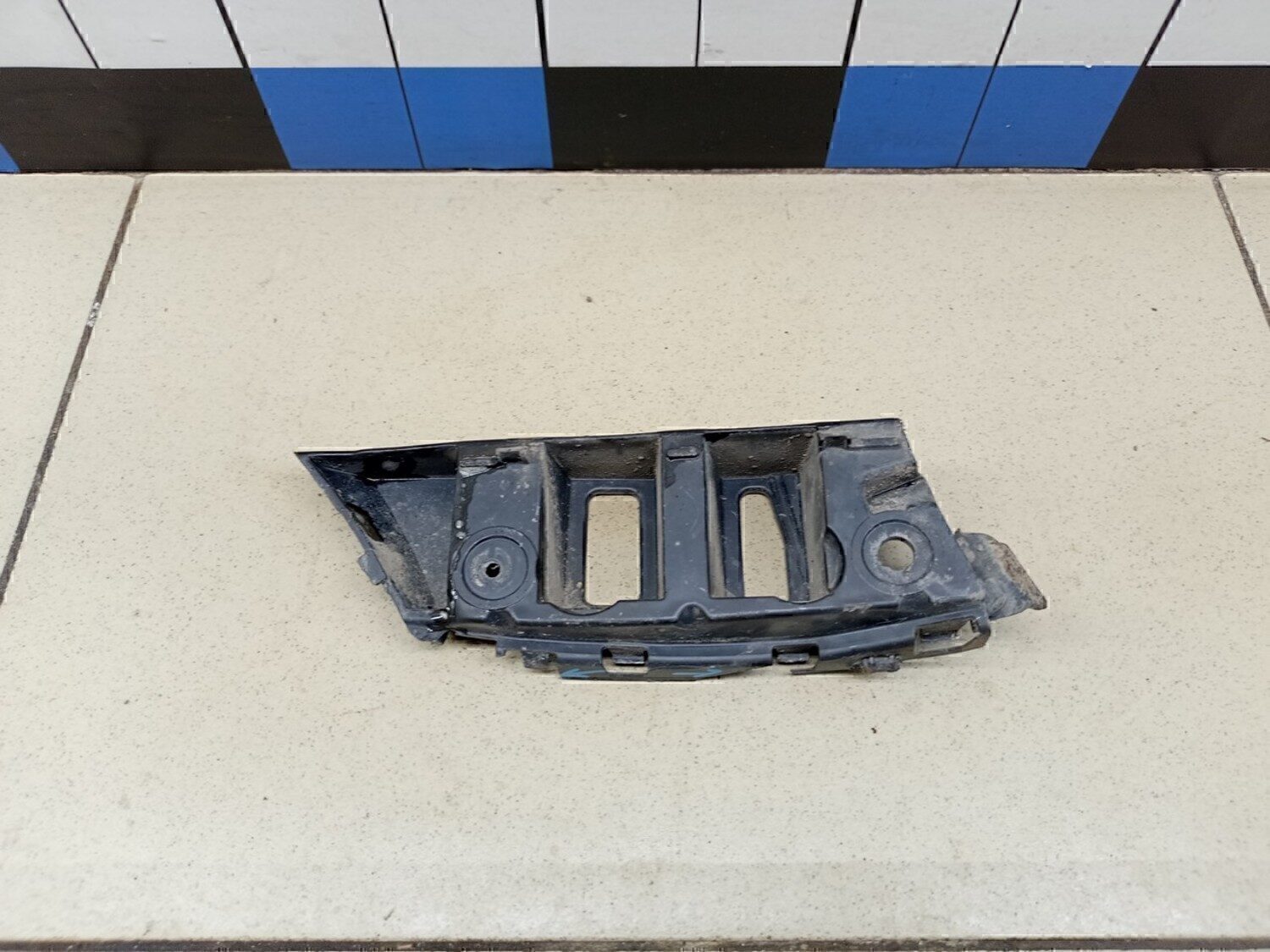 Направляющая переднего бампера левая VW Tiguan 2007-2011