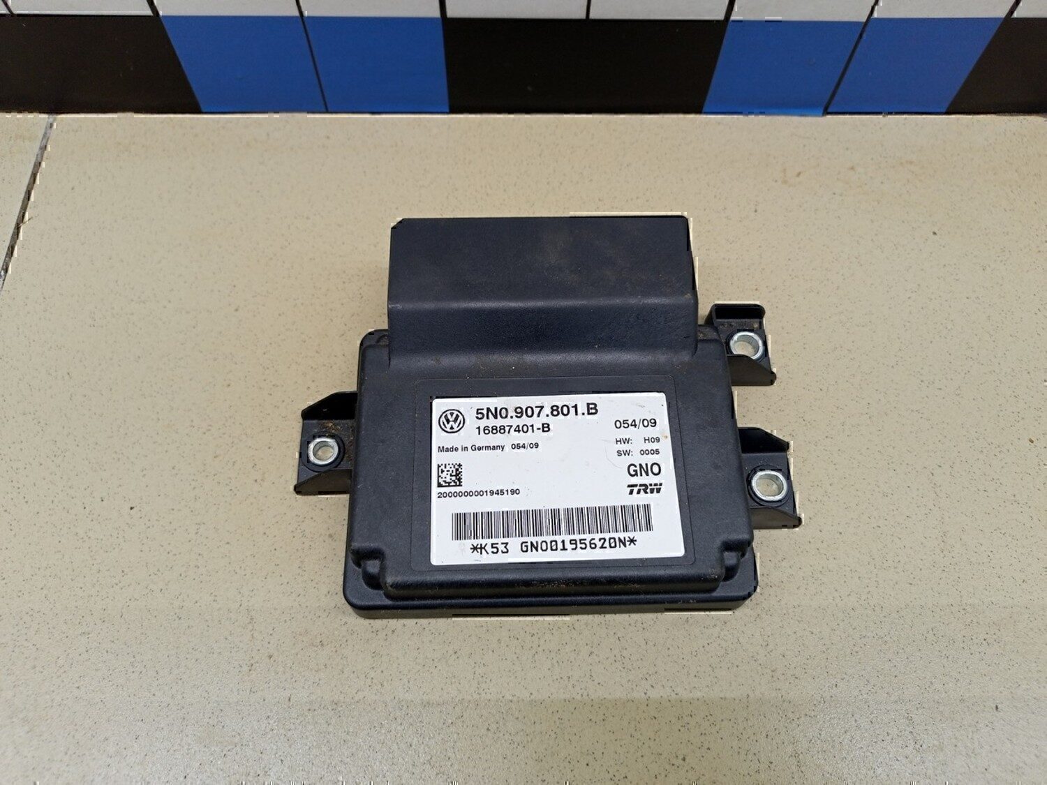 Блок управления парковочным тормозом VW Tiguan 2011-2016