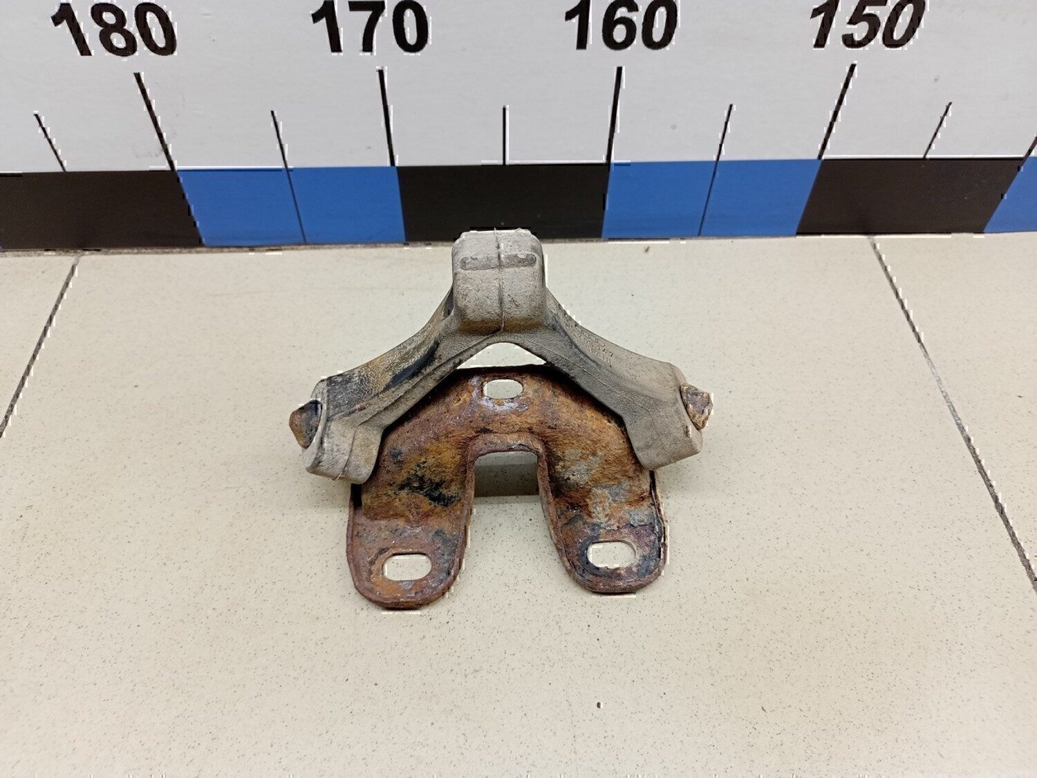 Кронштейн глушителя Audi Tiguan 2011-2016