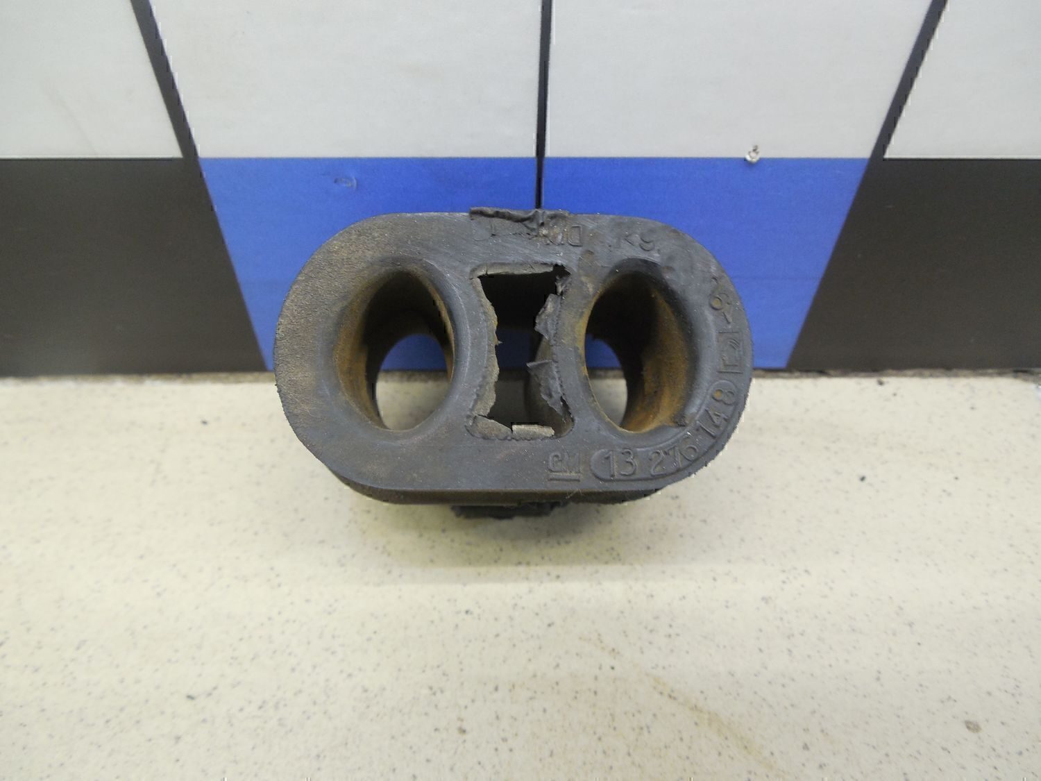 Крепление глушителя шевроле круз. Крепление глушителя круз. Подушки глушителя шевроле круз 1. 8. 8.