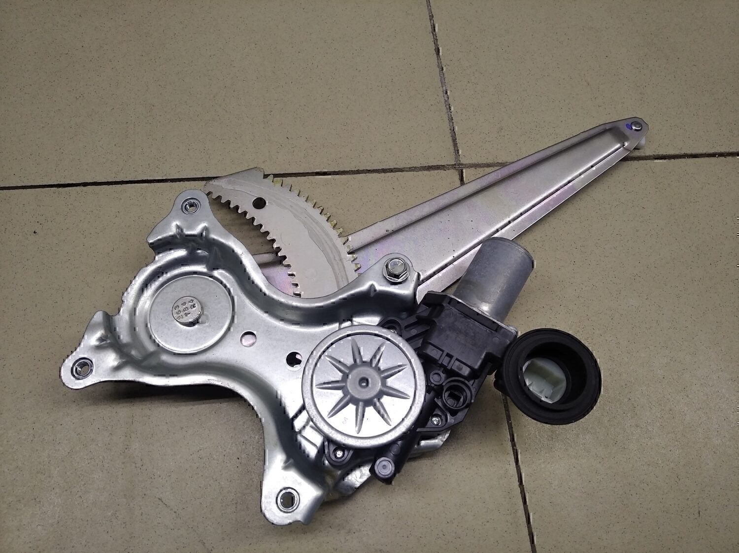 Стеклоподъемник электр. задний правый TOYOTA Fortuner 2015>