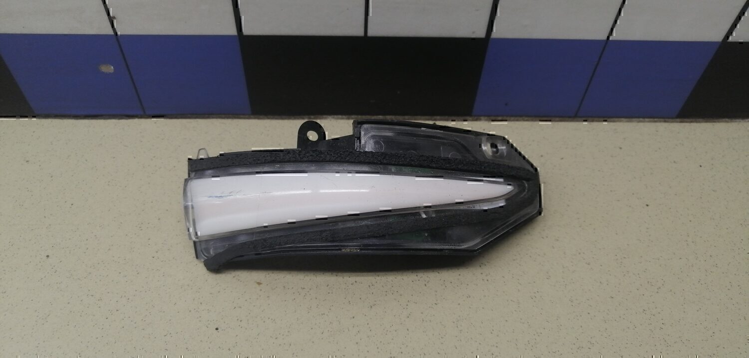 Повторитель в зеркало TOYOTA RAV 4 2013-2019