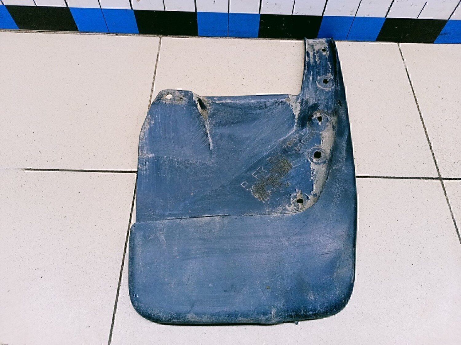 Брызговик передний правый TOYOTA Land Cruiser (150)-Prado 2009>