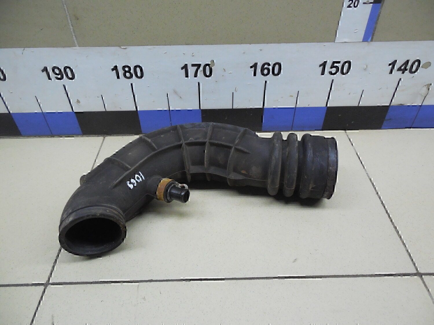 Патрубок воздушного фильтра VAZ Lada Granta 2011>