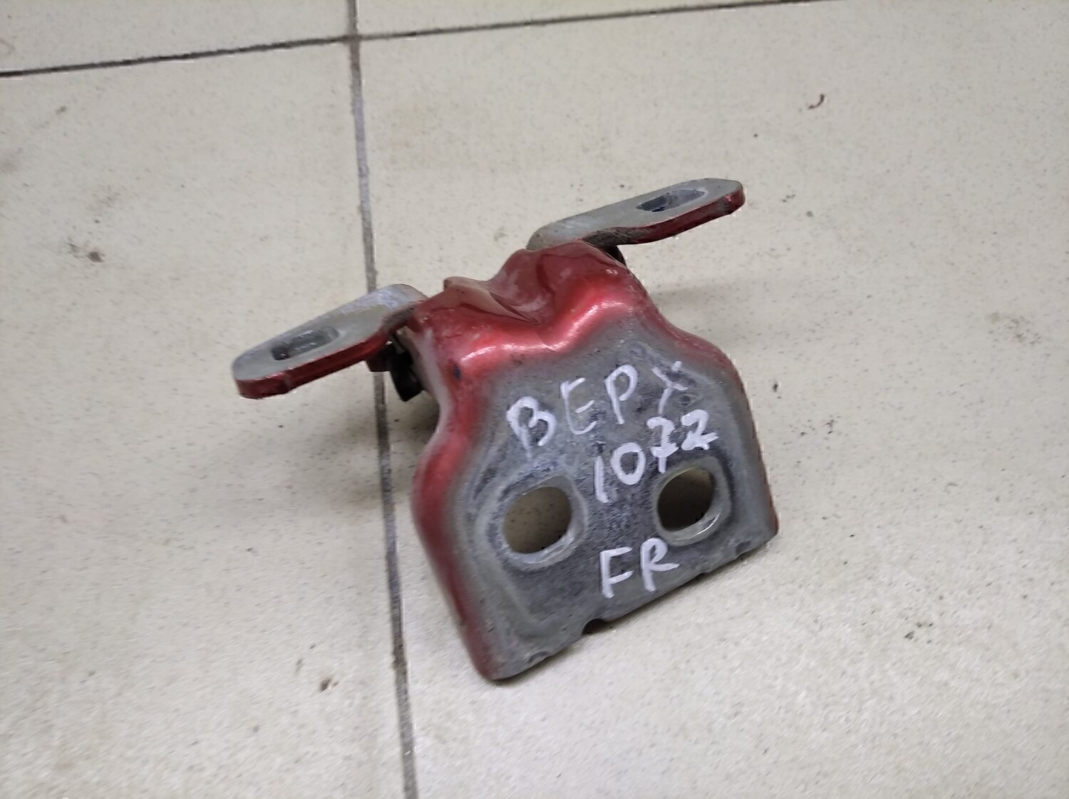 Петля двери передней правой верхняя RENAULT Duster 2012>