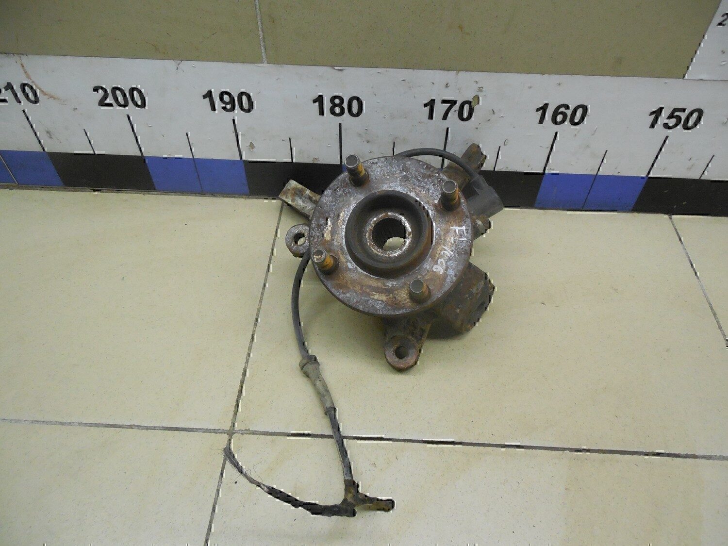 Кулак поворотный передний левый NISSAN Micra (K11E) 1992-2002