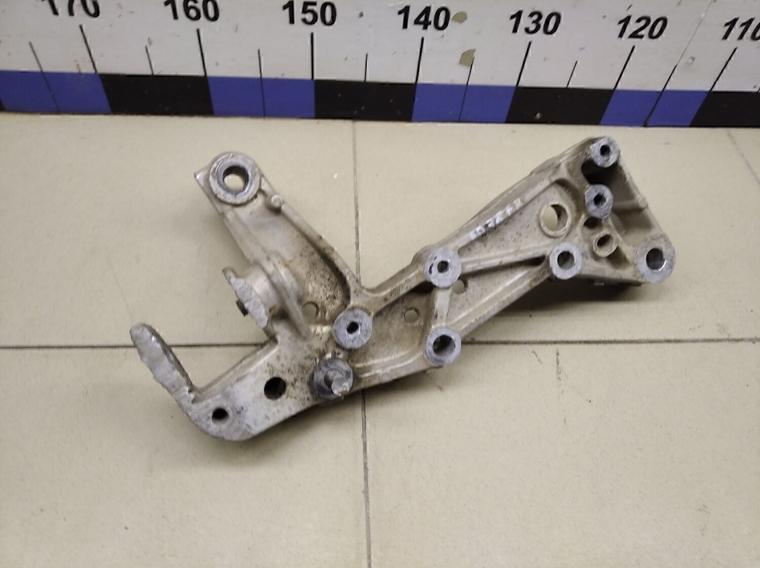 Кронштейн переднего рычага Audi Touran 2003-2010