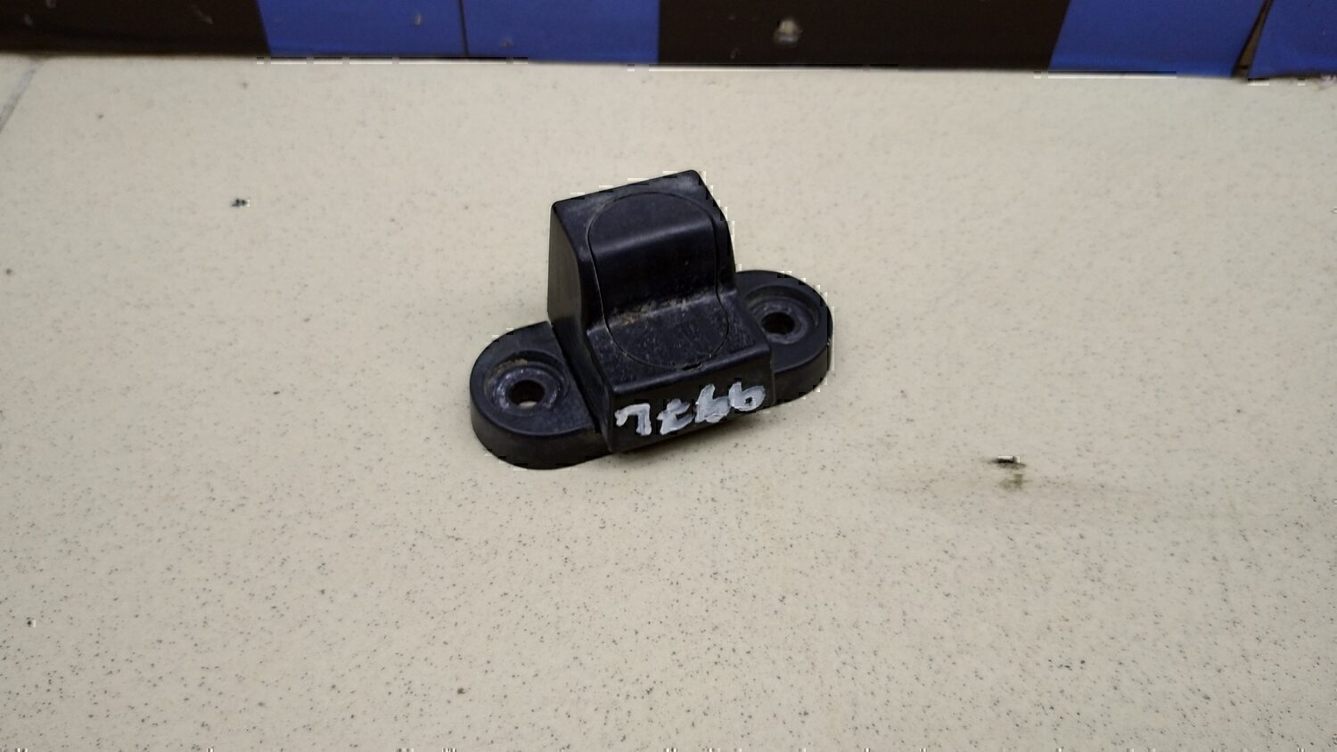 Отбойник крышки багажника SKODA Yeti 2009>