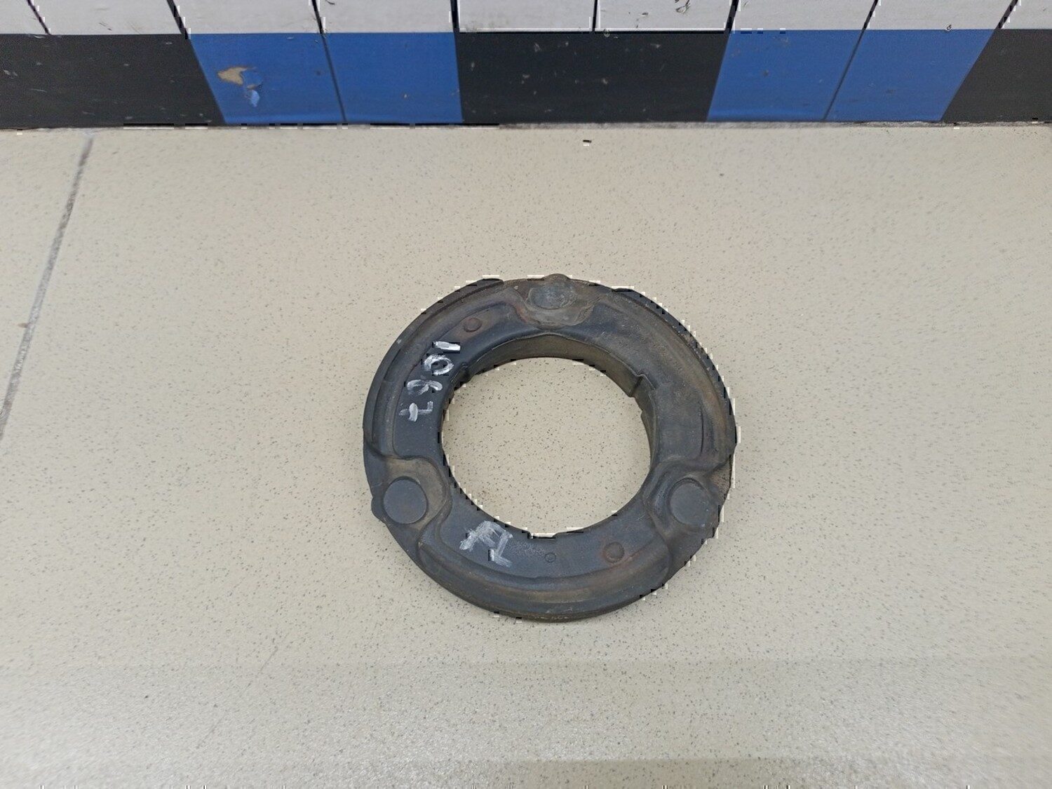 Прокладка опоры амортизатора TOYOTA Land Cruiser (150)-Prado 2009>