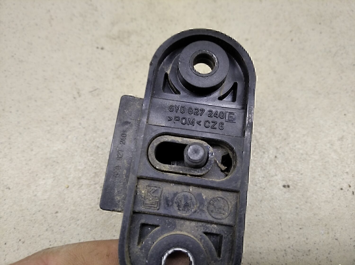 Отбойник крышки багажника SKODA Yeti 2009>