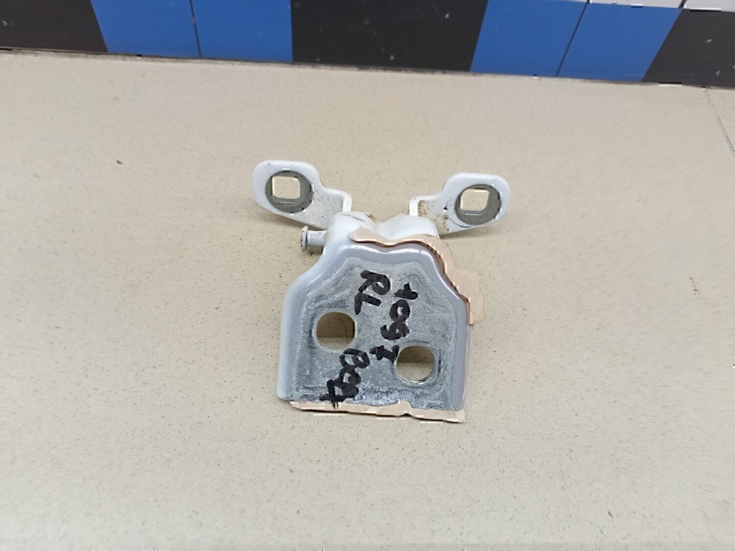 Петля двери RENAULT Duster 2012>