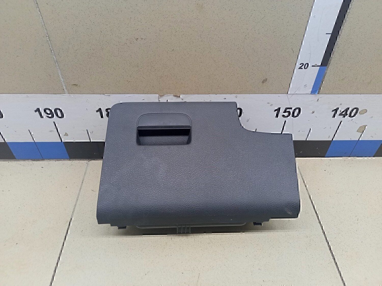 Крышка (дверца) бардачка VW Tiguan 2007-2011