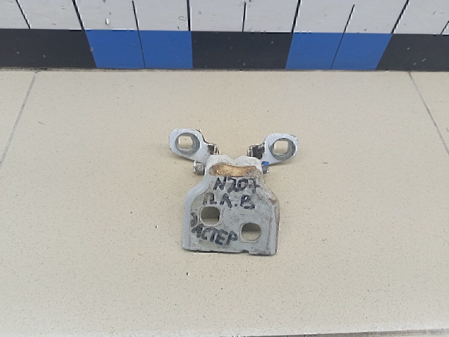 Петля двери RENAULT Duster 2012>