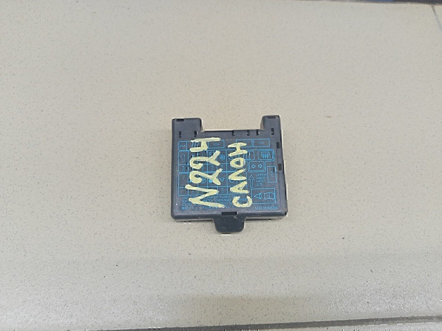 Крышка блока предохранителей MITSUBISHI Carisma (DA) 1999-2003