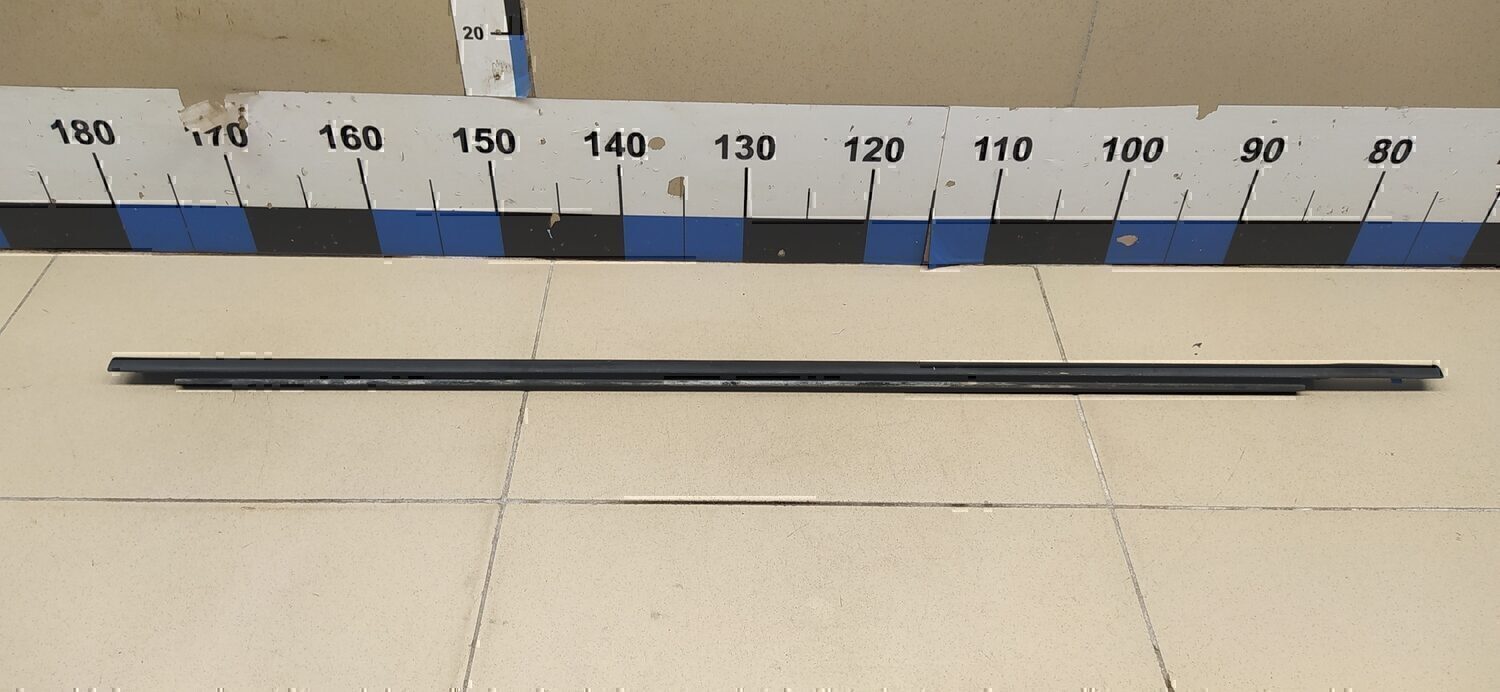 Накладка стекла переднего левого