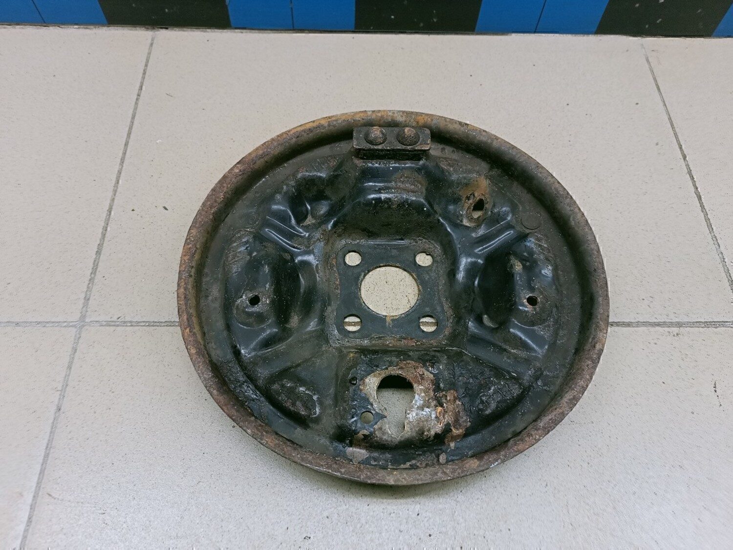 Щит опорный задний левый RENAULT Logan 2005-2014