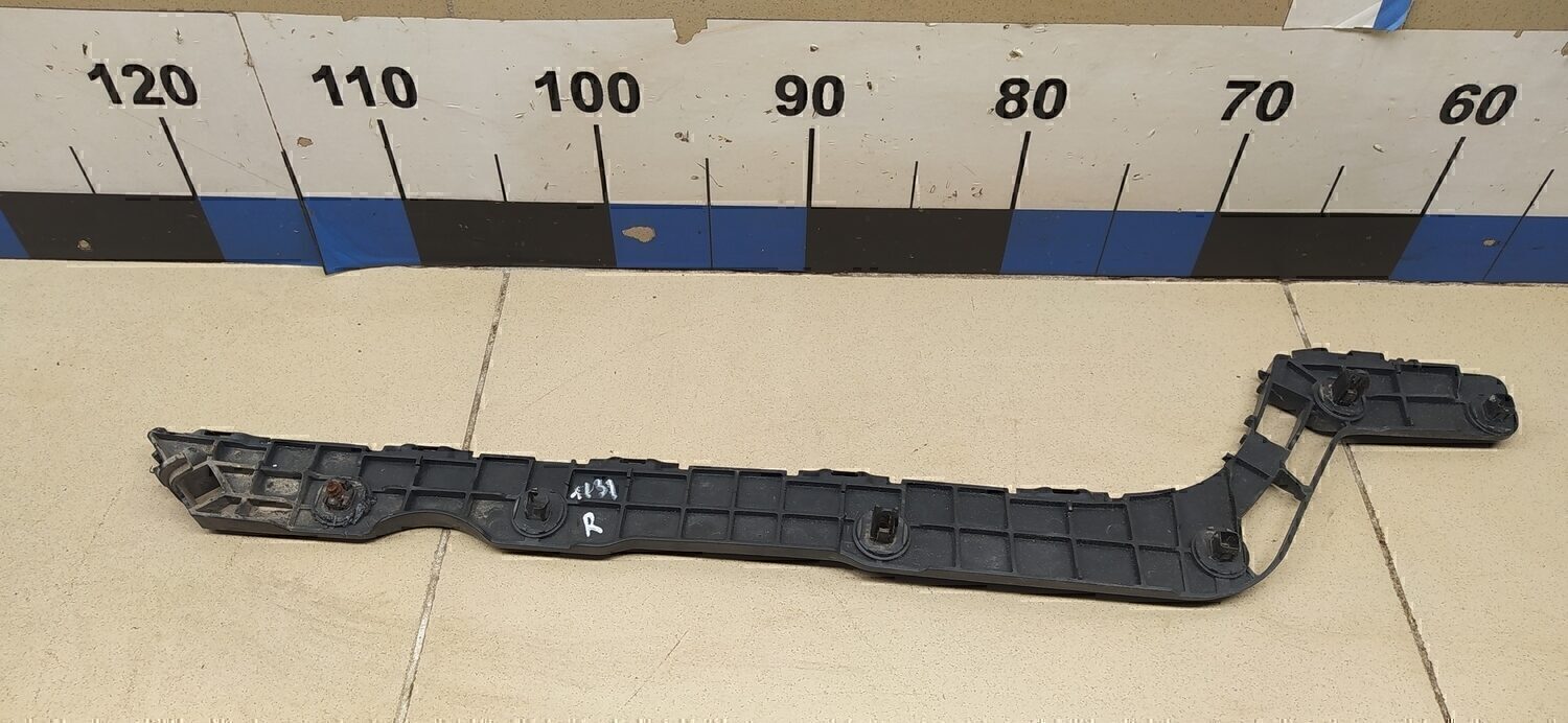 Направляющая заднего бампера правая TOYOTA LX 570