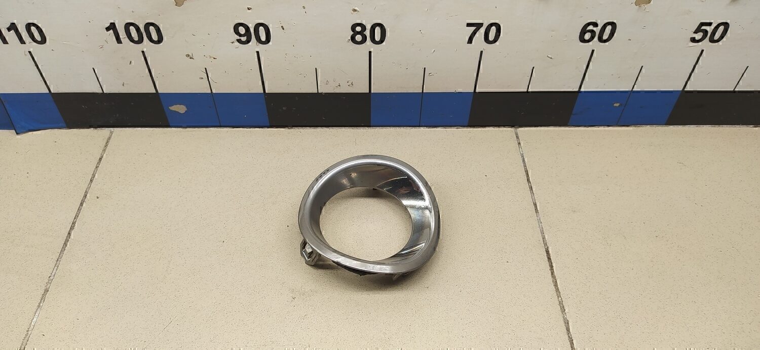 Рамка противотуманой фары правой Lexus LX 570