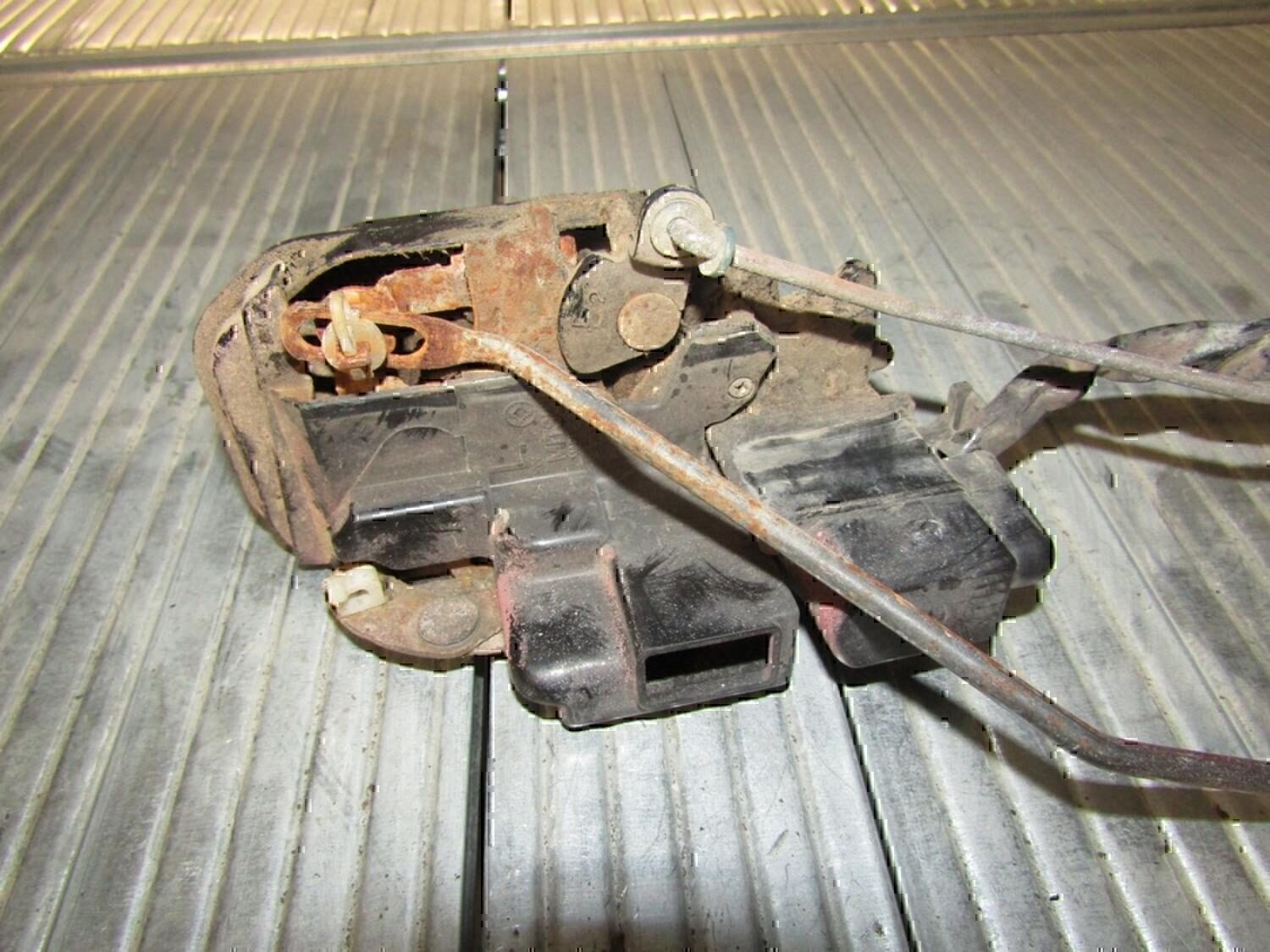 Замок двери передней левой MAZDA 626 (GE) 1992-1997