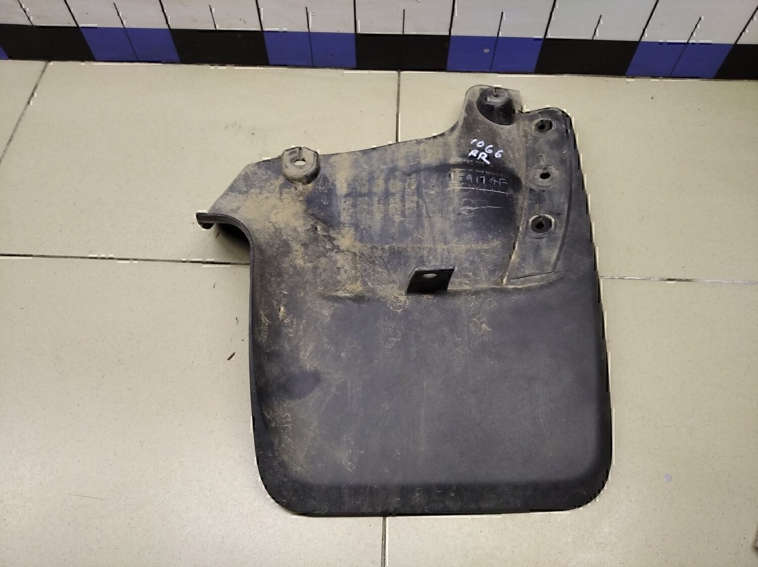 Брызговик задний правый TOYOTA Fortuner 2015>