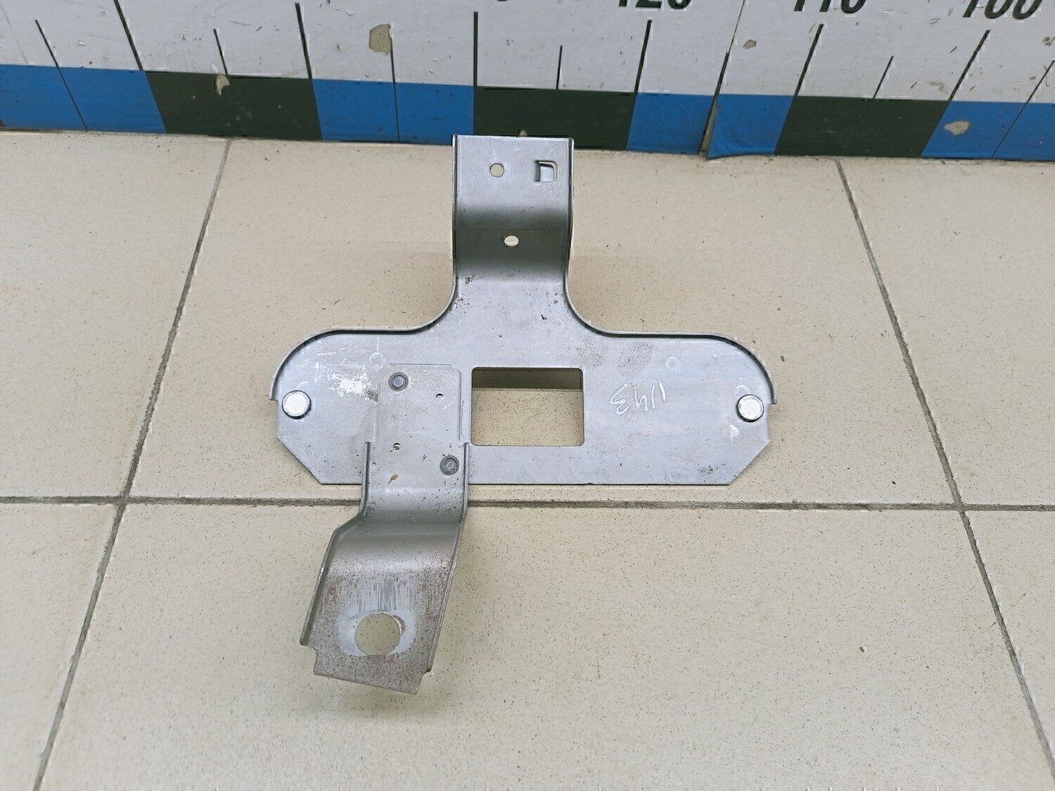 Кронштейн (сопут. товар) Isuzu Elf/N-Serie (NPR/NQR) 2005>