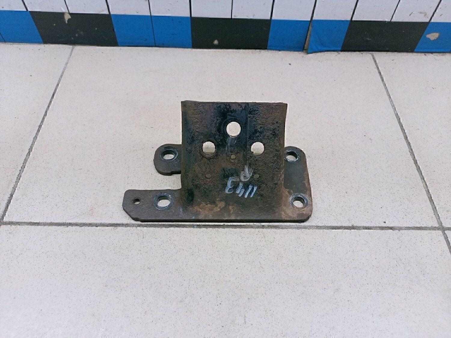 Кронштейн опоры двигателя Isuzu Elf/N-Serie (NPR/NQR) 2005>