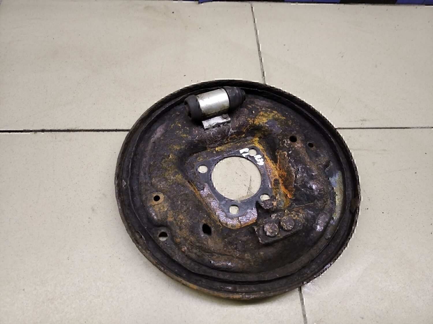 Щит опорный задний левый OPEL Astra H / Family 2004-2015