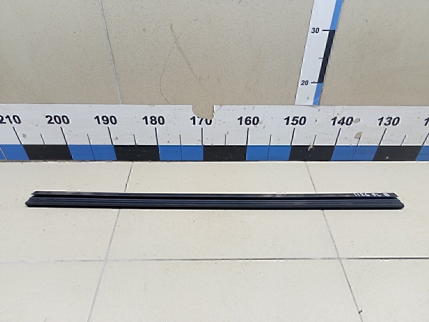 Накладка стекла переднего левого SKODA Fabia 2007-2015