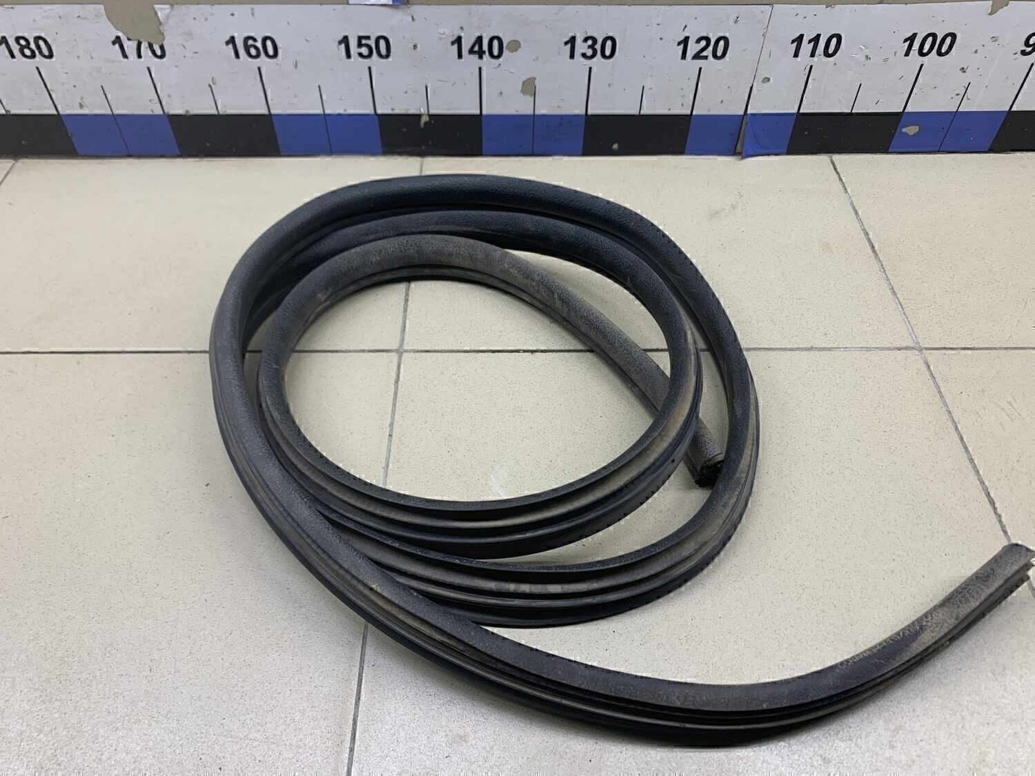 Уплотнитель двери RENAULT Logan 2005-2014