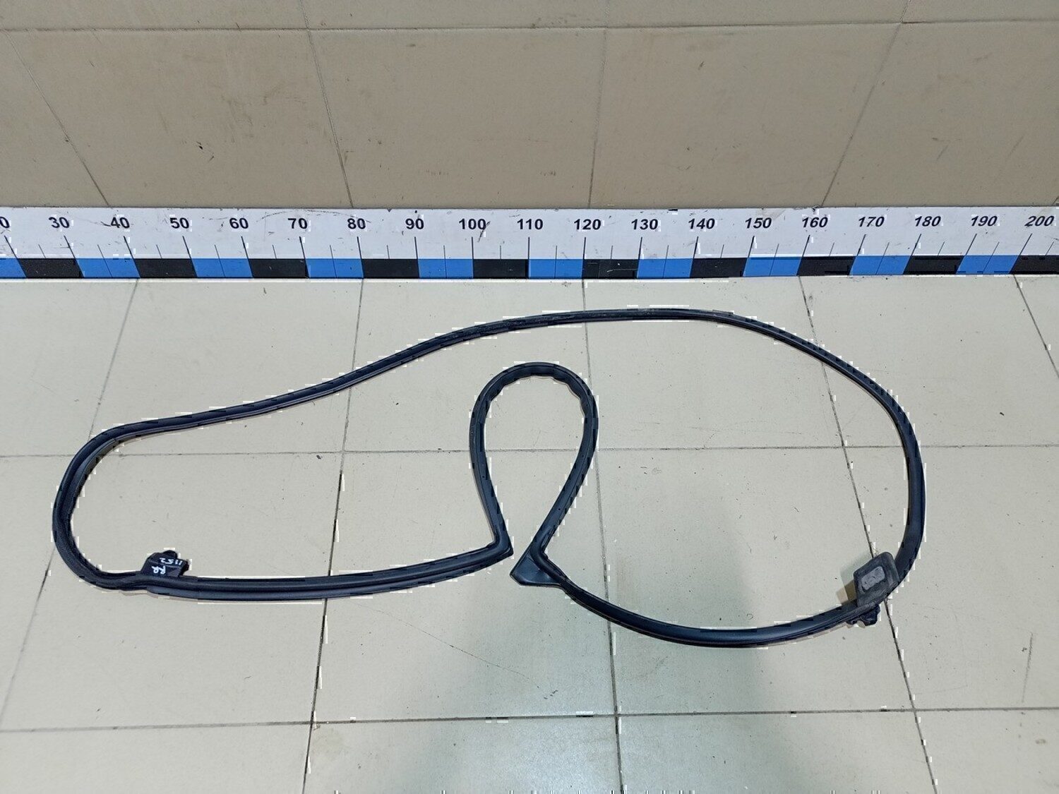 Уплотнитель двери Lexus LX 570