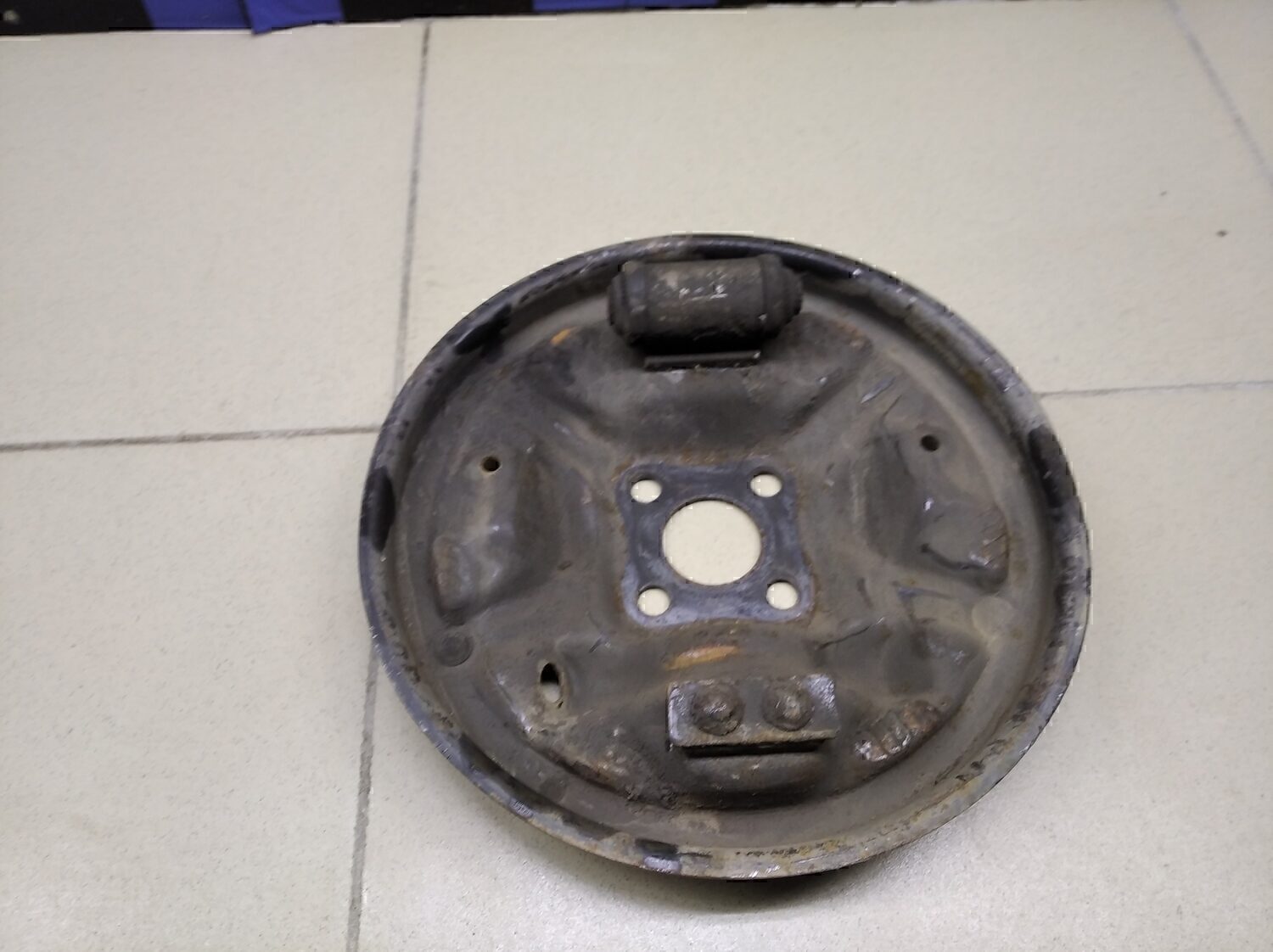 Щит опорный задний левый RENAULT Clio/Symbol 1998-2008