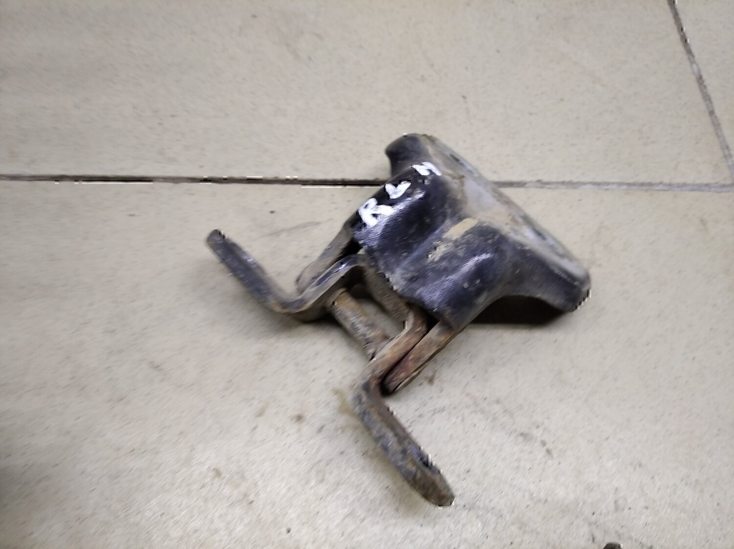 Петля двери KIA Sorento 2003-2009